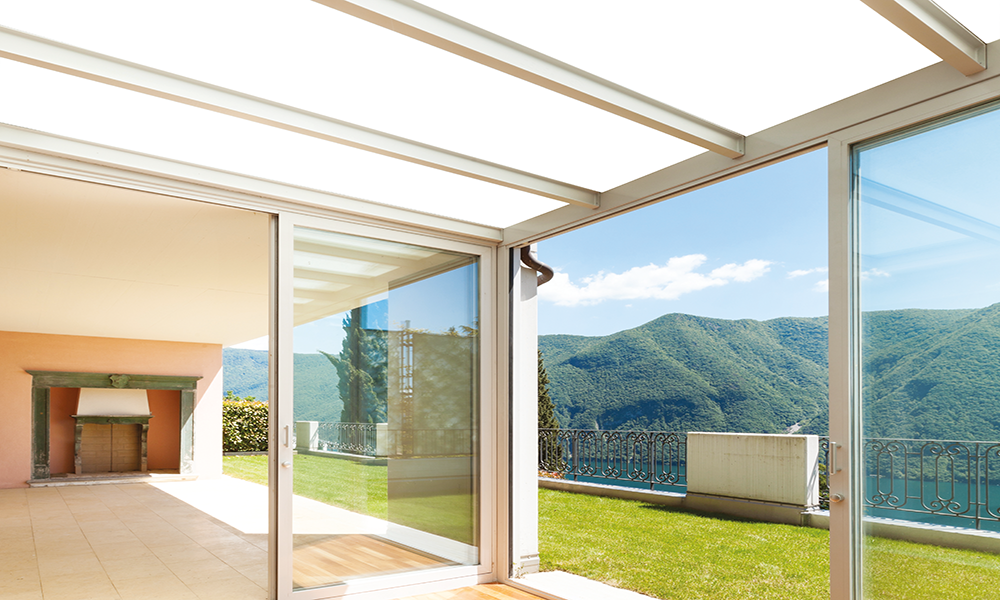 Véranda d'une maison avec vue sur la montagne